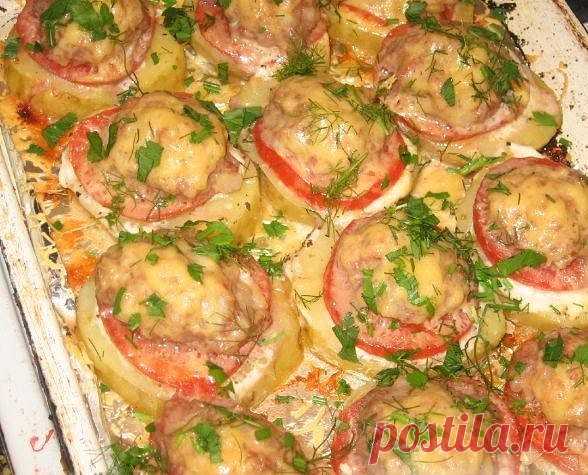 Картофель, запеченный с мясом и помидорами

Список продуктов
-Картофель крупный – 5 шт.
-Помидоры – 5 шт.
-Сыр твердый – 100 г
-Фарш смешанный – 250-300 г
-Лук репчатый – 1 шт.
-Чеснок – 2зубка
-Сметана– 70 г или по вкусу
-Соль – по вкусу
-Перец черный молотый – по вкусу
-Зелень петрушки и укропа – по вкусу
-Масло растительное – 20-30 г

Как приготовить
Картофель чистим и отвариваем до полуготовности (10 минут). Лук мелко режем и добавляем в мясной фарш. Солим фарш и перчи...