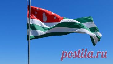 В Абхазии силовики и возмущенные граждане чуть не поубивали друг друга по ошибке. Сотрудники Управления по контролю за оборотом наркотиков (УКОН) МВД Абхазии избили при задержании троих случайных людей, родственники пострадавших в ответ побили других сотрудников ведомства. Об этом сообщает Telegram-канал ...