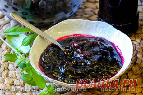 Варенье из черной смородины с яблоками. Рецепт с фото Черная смородина с яблоками - отличное сочетание для варенья, джема или повидла. Количество сахара зависит от сладости яблок. Мы варили варенье из ароматных кисло-сладких яблок, поэтому взяли сахар и яблоки+смородина в соотношении 1:1. Получилось в меру сладко, но с приятной смородиновой кислинкой. Перед добавлением сахара ягоды с яблоками нагревают на слабом огне, чтобы они дали сок. Но если вы спешите, то можете пропу...