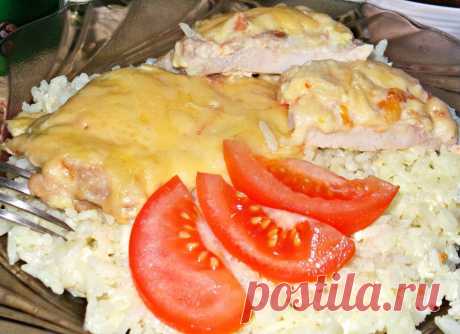 Сочное и ароматное куриное филе, запечённое в духовке со сметано-чесночном соусе и сыром