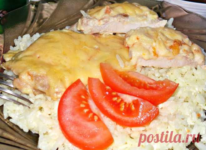 Сочное и ароматное куриное филе, запечённое в духовке со сметано-чесночном соусе и сыром