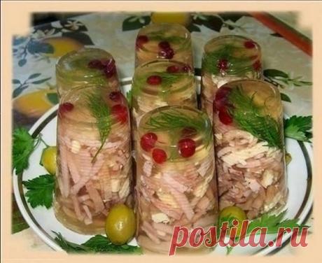 Заливное «Русское» в стаканчике

Приготовление:

Сварить куриный бульон , процедить , добавить немного желатина.
Взять ветчину,варёные куриного филе и говяжий язык …все режется соломкой..положить раздавленный чеснок, перемешать..
Теперь берем стопочки , на дно кладу клюкву , зелень какая есть ..заливаю и оставляю чтоб застыло…Когда слой застынет накладываю мясную смесь и заливаю бульоном до верха.. Перед подачей на несколько секунд опустить стаканчики в горячую воду и выло...