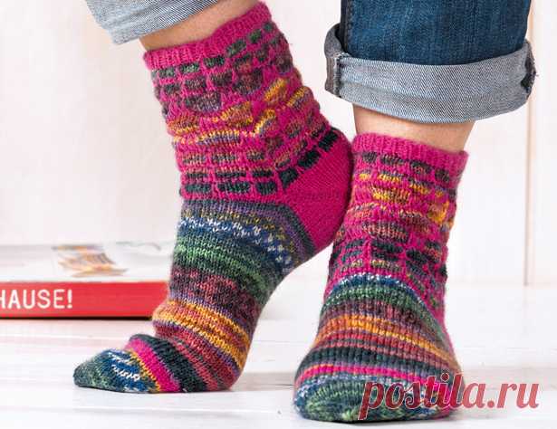 Носки с узором со снятыми петлями - схема вязания спицами. Вяжем Носки на Verena.ru ​Схема и описание вязания на спицах носков с узором со снятыми петлями из журнала «Сабрина. Спецвыпуск» №6/2016