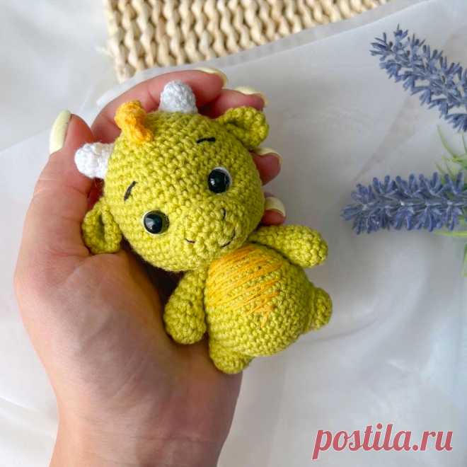 PDF Крошка Дракошка крючком. FREE crochet pattern; Аmigurumi toy patterns. Амигуруми схемы и описания на русском. Вязаные игрушки и поделки своими руками #amimore - маленький дракон, дракончик из обычной пряжи, динозавр, динозаврик.