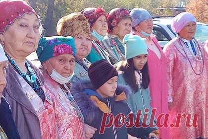 Два коренных народа Сибири отметили праздник осени. Два тюркских коренных народа, проживающих на территории Сибири, — кумандинцы и телеуты отметили традиционный праздник осени «Коча Кан» в Алтайском крае. Об этом сообщает портал «Национальный акцент» со ссылкой на пресс-службу Алтайского государственного университета. Мероприятие прошло 10 октября в Бийске.