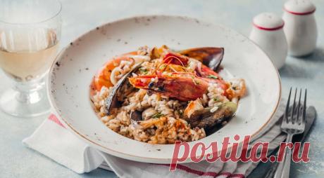 Ризотто с морепродуктами - ПУТЕШЕСТВУЙ ПО САЙТУ. Ризотто с морепродуктами — один из многочисленных вариантов знаменитого итальянского блюда. Кстати, он довольно легкий, по сравнению, например, с традиционным Risotto alla Milanese — с салом, костным мозгом и сыром — или с Risotto al Barolo, который готовят с мясом, колбасным изделиями и фасолью. Главное — найти правильные морепродукты, ведь от […]