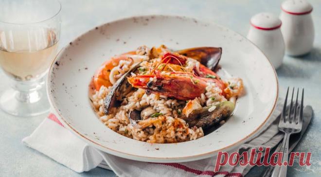 Ризотто с морепродуктами - ПУТЕШЕСТВУЙ ПО САЙТУ. Ризотто с морепродуктами — один из многочисленных вариантов знаменитого итальянского блюда. Кстати, он довольно легкий, по сравнению, например, с традиционным Risotto alla Milanese — с салом, костным мозгом и сыром — или с Risotto al Barolo, который готовят с мясом, колбасным изделиями и фасолью. Главное — найти правильные морепродукты, ведь от […]