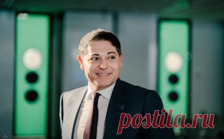 Глава «МегаФона» — РБК: «Берешь веревочку и тащишь баржу против течения». В июле «МегаФон» возглавил Хачатур Помбухчан. В своем первом после назначения интервью он рассказал об условиях возвращения компании на биржу, потере «философии лидера» и роли акционеров в управлении