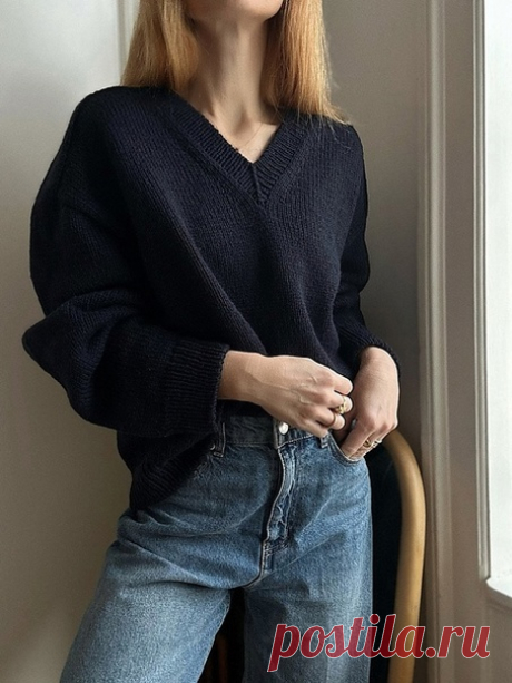 Пост на стене Sweater no. ⚡30 V-Neck с⚡плечами-погонами, вязаный спицами сверху.Свитер № 30 с V-образным вырезом — это оверсайз-модель с V-образным вырезом горловины, плечами погон и выразительными деталями. Спинка и кокетка формируются укороченными рядами для идеальной посадки. Рукава широкие в верхней части и сужаются к манжетам. Свитер унисекс и подходит для любого пола. Модель вяжется сверху вниз, что позволяет примерять её в процессе работы и корректир...