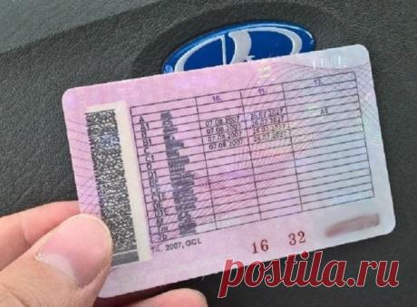 Отметки в водительском удостоверении нового образца: расшифровка В водительском удостоверении нового образца появились отметки на латинице. Разберемся, что они означают и какие ограничения накладывают на водителя.