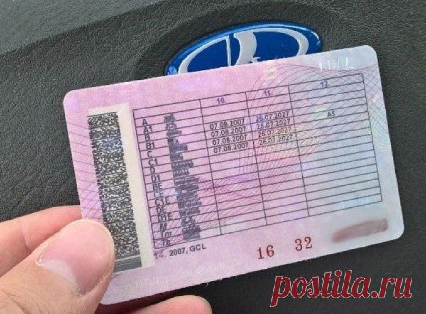 Отметки в водительском удостоверении нового образца: расшифровка В водительском удостоверении нового образца появились отметки на латинице. Разберемся, что они означают и какие ограничения накладывают на водителя.