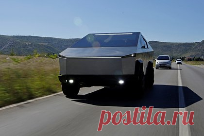 Названы основные недостатки пикапа Tesla Cybertruck. Первые владельцы нового электропикапа Tesla Cybertruck раскритиковали автомобиль из-за реальных показателей, которые расходятся с заявленными. Одним из недостатков назвали сниженную скорость трехмоторный версии Cyberbeast. Владелец Cybertruck и блогер Кайл Коннер заявил, что модель имеет заниженный запас хода.