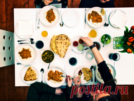 Три любимых блюда Британцев. Рецепты простых блюд из курицы Куриная грудка содержит малое количество жиров, большое количество белка. Ее можно использовать для приготовления различных блюд. Мясо, конечно, может оказаться слишком сухим и жестким, если вы будете готовить его без маринада или соуса. Хотите отведать сочную курочку – не забывайте об этой детали!Далее вы узнаете, как готовить три самых любимых блюда из курицы в Британии. Экспериментируйте на кухне и наслаждайтес...