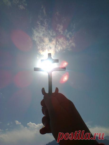 ТриЕдину! Аллилуиа! над Крестом соборным (где и полумесяц во Кресте)- образ левой Ладони ЕЯ, составленный из перистых облаков,...,...зафиксировано средствами объективнаго контроля в Аксайском ущелье Свято-Серафимо-Феогностова мужского монастыря, г. Верный(Алматы, Алма-АТА)