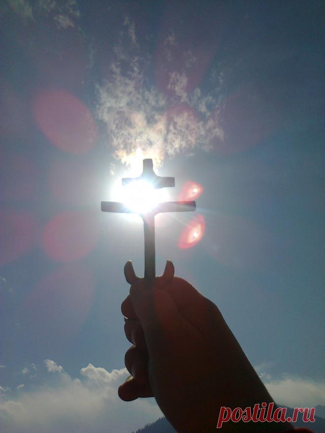 ТриЕдину! Аллилуиа! над Крестом соборным (где и полумесяц во Кресте)- образ левой Ладони ЕЯ, составленный из перистых облаков,...,...зафиксировано средствами объективнаго контроля в Аксайском ущелье Свято-Серафимо-Феогностова мужского монастыря, г. Верный(Алматы, Алма-АТА)