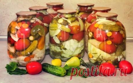 САМЫЙ ВКУСНЫЙ МАРИНАД ДЛЯ ОВОЩНОГО АССОРТИ
Ассорти заливаю только таким маринадом,очень, очень вкусно! 
Нам понадобится : 
1 средняя луковица порезанная кольцами 
1-2 зубчика чеснока порезанные 
стебли укропа порезанные 
5-8 штук черного перца горошком 
2-3 штук гвоздики 
5 лавровых листиков 
Приготовление 
Все это выложить на дно банки 
Заложить овощи. 
Залить кипятком и оставить на четверть часа. 
Воду слить. 
Маринад. на поллитра воды: 
4 столовых ложки 9 % уксуса 
4 чайных ложки