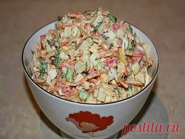 Простой и вкусный салат с крабовыми палочками и корейской морковкой.