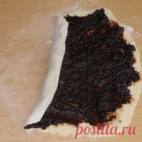 ТОРТ «ТРУХЛЯВЫЙ ПЕНЬ» — НЕОБЫКНОВЕННО ВКУСНЫЙ 

Тесто:1ст. сметаны1 ст. сахараЯйцо 1 шт.Мука 4 стакана½ чайной ложки соды гашеной уксусом.Начинка:250 гр. кураги250 гр. изюма250 гр. чернослива
Крем:200 грамм сахарного песка1200 литра сметаны 20% ж…