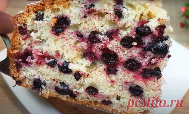 Все смешал и в духовку. Пирог на скорую руку с любыми ягодами