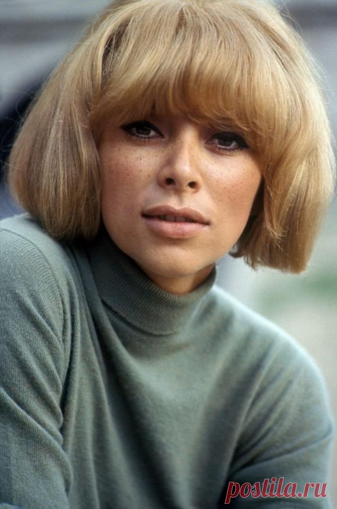 Мирей Дарк, 15 мая, 1938
 • 28 августа 2017