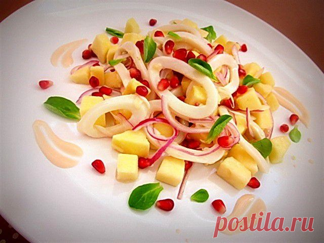 Салат с кальмарами и яблоком.
