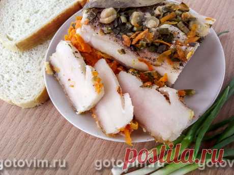 Сало в мультиварке с молодым чесноком . Рецепт с фото Рецепт вкусного ароматного сала для мультиварки, поможет приготовить отличную закуску к праздничному столу. Сало с молодым чесноком нарезают тонкими ломтиками и подают с черным хлебом. Для длительного хранения его заворачивают в пергаментную бумагу и отправляют в морозилку.