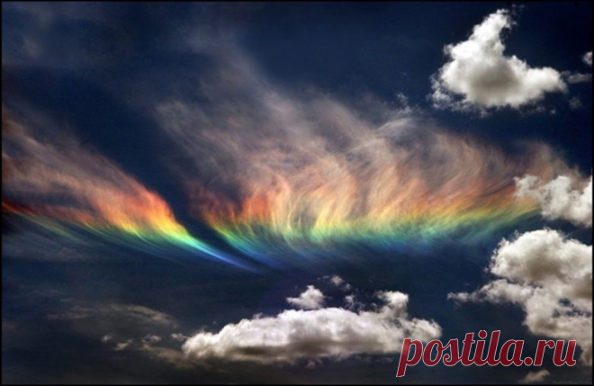 Огненная (или округло-горизонтальная) радуга появляется, когда солнце стоит высоко в небе, а в перистых облаках находится достаточно много плоских, расположенных горизонтально шестиугольных кристаллов льда. Кроме того, необходимым условием возникновения этого редчайшего феномена является широта (чем ближе к северу, тем меньше шансов увидеть огненную радугу) и морозная погода.