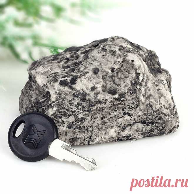 Этот замечательный продукт полета инженерной мысли, конечно не сильно поможет спрятать ключ квартиры на лестничной площадки многоэтажки, а скорее наоборот. Но у тех, у кого есть дом или дача в частном секторе, этот товар может сильно заинтриговать. Ведь данный тайник стилизован под камень, может служить в качестве дополнения дизайна в любом ухоженном цветнике, клумбе или газоне.