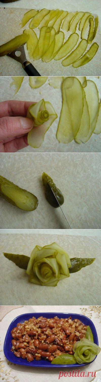 РОЗА ИЗ СОЛЁНОГО ОГУРЦА ! **Фото -МК пошаговый. *На 1розу - 10-12слайсов. *Стругаем с 2-х сторон, центр не нужен. *Центр -трубочкой, и 1-ый лепесток: край за  трубочку, чуть пониже, загни её -от себя, другой конец -вниз, к основанию розы, и обмотай вокруг, как получится, но пониже -получается петелька. И т.д... *Листочки -кончик наискосок, под углом, и делим на 2части. *Украшай салатик!