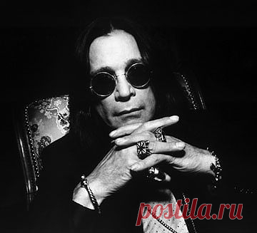 Настоящее имя Оззи Осборна (Ozzy Osbourne) — Джон Майкл Осборн (John Michael Osbourne). Оззи родился 3 декабря 1948 года в Великобритании, в Бирмингеме. Прозвище «Оззи» Джон Осборн получил ещё в школьные годы: именно такое прозвище дали ему одноклассники за любовь к книге «Волшебник страны Оз».

http://www.ozzy.com/ru - официальный сайт