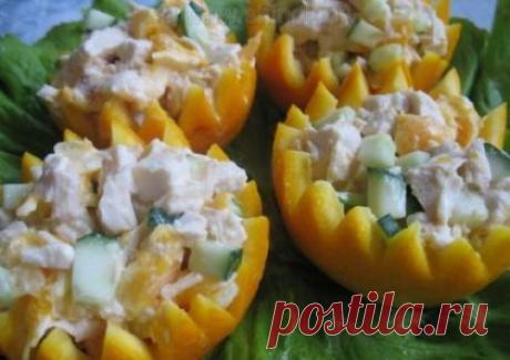 Салат с апельсинами и курицей в апельсинных чашечках