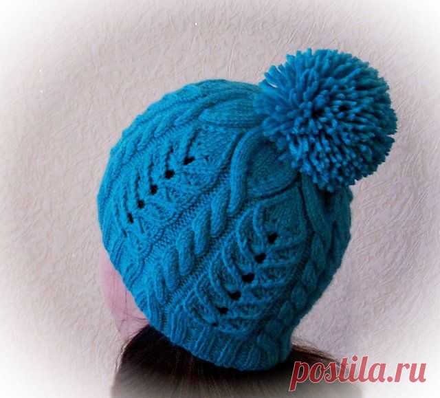 Вязаная синяя шапка с помпоном спицами