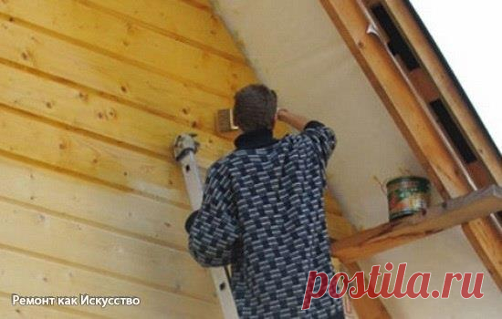 Чем лучше покрасить деревянный дом снаружи

Дерево — используется для строительных работ и в качестве отделочного материала. Это и популярный и дорогой материал, но, как и любой другой, он имеет свои недостатки.

Главными врагами дерева являются:

Влага – благодаря которой появляется плесень, и грибок.
Насекомые (древоточцы) которые разрушают дерево (питаются им).
Без защиты от этих «врагов» дерево простоит очень недолго, и надо будет вечно ремонтировать повреждены участки...