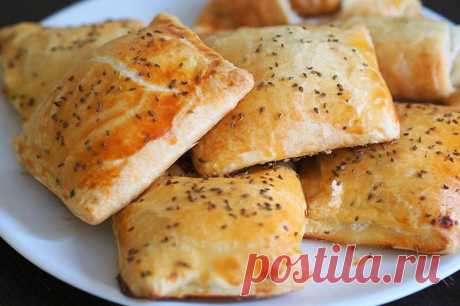 Конвертики из слоёного теста с курицей и грибами рецепт с фото Готовим конвертики из слоёного теста с курицей и грибами. Такое необычайно вкусное блюдо из куриного филе с грибной начинкой, приготовленное в слоёном тесте, рекомендуется подавать к праздничному столу. Однако, и в обыденный день многие из нас будут совсем не прочь побаловать себя такой вкуснейшей закуской. Смотрим, как приготовить конвертики из слоёного теста с начинкой…
