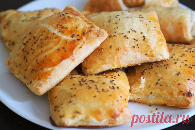 Конвертики из слоёного теста с курицей и грибами рецепт с фото Готовим конвертики из слоёного теста с курицей и грибами. Такое необычайно вкусное блюдо из куриного филе с грибной начинкой, приготовленное в слоёном тесте, рекомендуется подавать к праздничному столу. Однако, и в обыденный день многие из нас будут совсем не прочь побаловать себя такой вкуснейшей закуской. Смотрим, как приготовить конвертики из слоёного теста с начинкой…