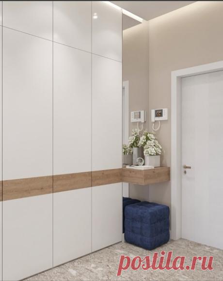 Светлая прихожая, где все закрыто шкафами и нет ничего лишнего.