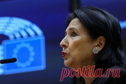 В Грузии призвали Вашингтон помочь стране попасть в Евросоюз. США могут помочь Грузии стать членом Евросоюза, просто публично поддержав ее выбор. Об этом заявила президент республики Саломе Зурабишвили в интервью CBS News. По ее мнению, США недостаточно поддерживают Грузию, за все время президентства Зурабишвили не добилась ни встречи с американским лидером, ни звонка от него.