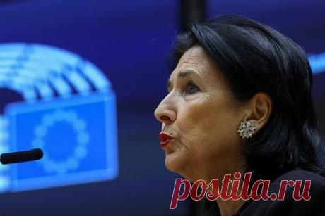 В Грузии призвали Вашингтон помочь стране попасть в Евросоюз. США могут помочь Грузии стать членом Евросоюза, просто публично поддержав ее выбор. Об этом заявила президент республики Саломе Зурабишвили в интервью CBS News. По ее мнению, США недостаточно поддерживают Грузию, за все время президентства Зурабишвили не добилась ни встречи с американским лидером, ни звонка от него.