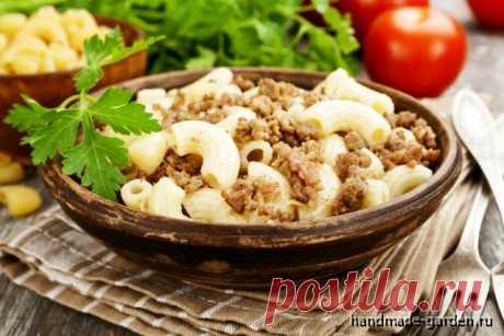 Макароны по-флотски можно готовить с обжаренным фаршем, варёным мясом или тушёнкой