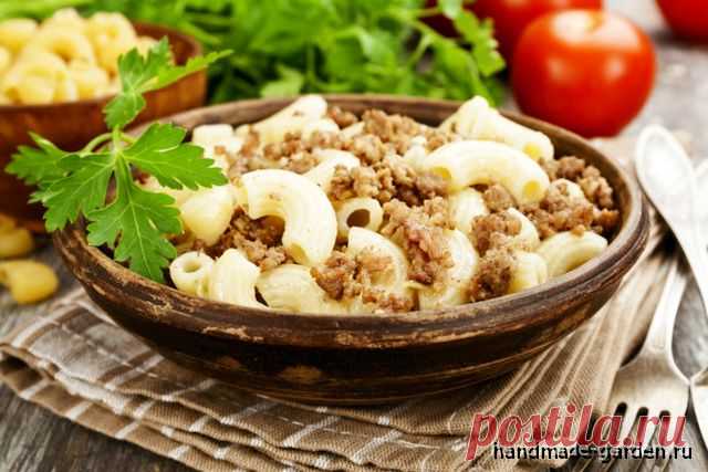 Макароны по-флотски можно готовить с обжаренным фаршем, варёным мясом или тушёнкой
