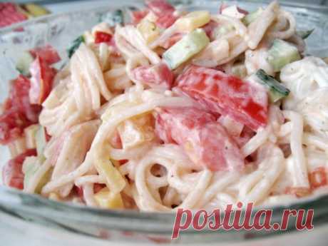 Макароны в сметанно-чесночном соусе. 
Довольно простое но очень вкусное блюдо.
1.Варим макароны.
2.В мисочку трем на мелкой терке 3-4 зубчика чеснока (по вкусу)
3. На крупной терке трем сыр.
4.Режем малюсенькими кубиками помидор.
5. Запр…