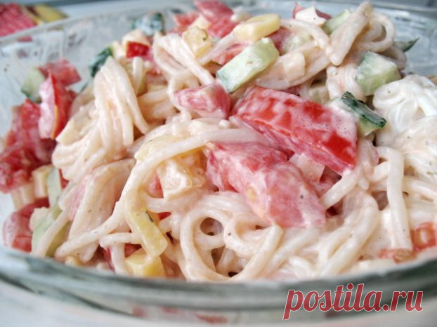 Макароны в сметанно-чесночном соусе. 
Довольно простое но очень вкусное блюдо.
1.Варим макароны.
2.В мисочку трем на мелкой терке 3-4 зубчика чеснока (по вкусу)
3. На крупной терке трем сыр.
4.Режем малюсенькими кубиками помидор.
5. Запр…