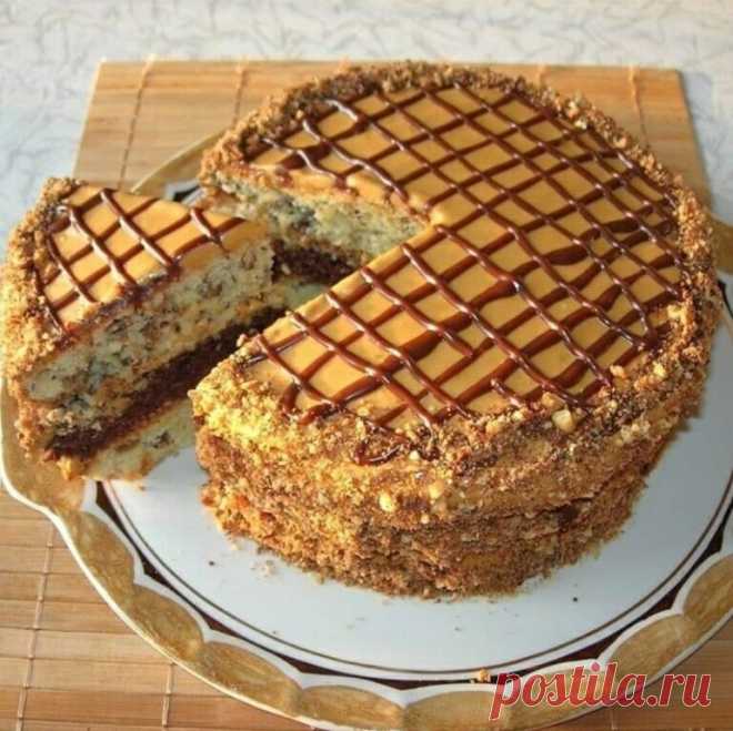 Очень вкусный торт «Витязь»
Торт получается очень вкусным и самое главное совсем несложный в приготовлении.
Украсит любое чаепитие как за праздничным столом, так и в семейном кругу.

Ингредиенты:
Тесто:
Мука – 2 ст.
Яйца – 4 шт.
Сахар – 1,5 ст.
Масло слuвочное – 200 г
Сметана – 200 г
Сода – 1 ч. л.
Орехи грецкие – 1 ст.
Изюм – 1 ст.
Какао- порошок – 2 ст.л.

Крем:
Слuвочное масло – 200 г
Вареная сгущенка – 1 бан.

Для украшения:
Шоколад – 90 г

Приготовление:

1. Готовим т...