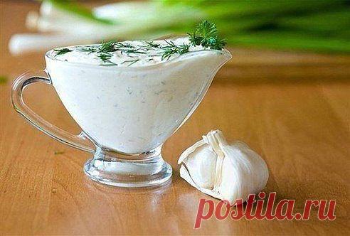 Огуречный соус вместо майонеза
Изумительно вкусный и простой в приготовлении соус для овощей, мяса, хлеба и всего того, с чем едят майонез.

Приготовление:

1. Натереть один средний огурец на крупной терке и слегка отжать сок.
2. Добавить 100 гр сливочного мягкого сыра, 2 зубчика измельченного чеснока, 3 ст. ложки жирной сметаны, 1 ч. ложку мелкопорезанного укропа.
3. Приправить специями и перемешать.

Чудесный соус готов!