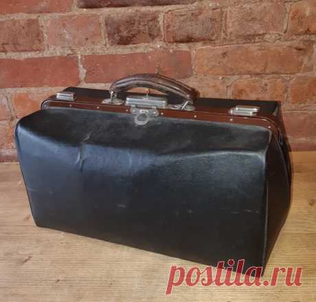 Саквояж старинный. СССР. 50 годы 20 век. Два ключа. 
Высота : 210 мм. Основание : 180 х 415 мм. Внутренний карман. 

Цена : 4800 руб. 

Купить сейчас : 

Справка : саквояж (фр. sac (de) voyage — буквально сумка (для) путешествия/поездки) — багажная принадлежность, как правило, кожаная. 

#СаквояжСтаринный #СаквояжСССР #Саквояж50годы #СтаринныйСаквояж20век #Саквояж