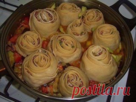 Блюдо получается невероятно ароматным, сытным, точно всю семью накормите! 
ЛЕНИВЫЕ МАНТЫ НА ОВОЩНОЙ ПОДУШКЕ 
Ингредиенты: 
Для теста: 
-3 яйца 
-0.5 ч. л. соли 
-300 гр. муки 
-Фарш:свиной, говяжий(по вкусу). 
Приготовление: 
1. Готовое тесто раскатать потоньше и нарезать на полоски сантиметров 10-12., на половину полоски выкладываем фарш. 
Тесто складываем пополам. 
2. И сворачиваем в рулетик, подворачивая концы во внутрь. 
3. А теперь делаем овощную подушку для наших роз. 
Репчатый лук полукол