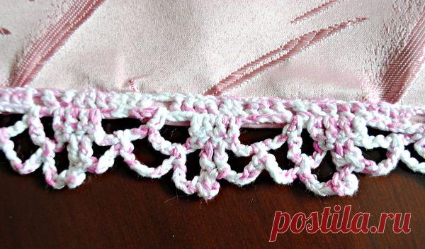 Для изготовления скатерти ручной работы нужно выбрать подходящую ткань и хлопчатобумажные нитки.