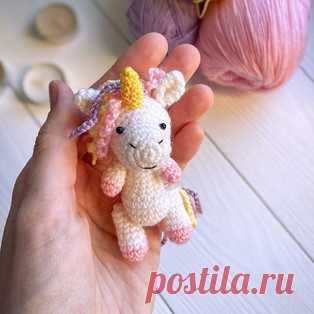 Мини Единорожка амигуруми. Схемы и описания для вязания игрушек крючком! Бесплатный мастер-класс от @scandistyle_dolls по вязанию мини единорожки крючком. Высота вязаной крючком игрушки примерно 8 см. Для изготовления таког…