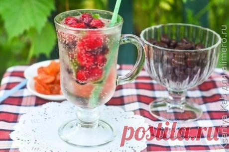 Летний напиток с ягодным льдом