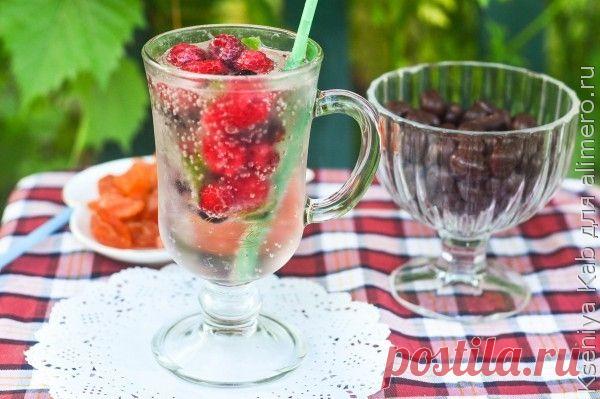 Летний напиток с ягодным льдом